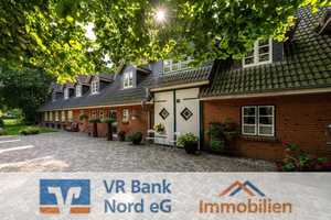 Repräsentatives Landhaus mit Haupt- und Einliegerwohnung sowie Nebengebäuden in schöner Ortsrandlage – Nordfriesland (Kreis) – Vorschaubild 1