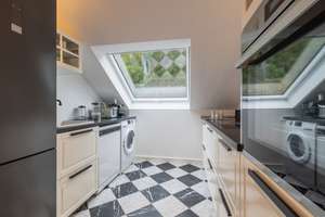 traumhafte Dachgeschosswohnung in Loschwitz mit Blick über Dresden (Balkon, 2 Stellplätze) – Die vollständige Adresse der Immobilie erhältst du vom Anbieter., 1326 Loschwitz/Wachwitz, Dresden – Vorschaubild 9