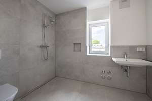 West-Balkon, Landhausdiele, Tageslicht-Badezimmer: Ein Zuhause für alle Sinne, Erstbezug Sept. 2026 – Marbachstraße 12b, 81369 Mittersendling, München – Vorschaubild 7