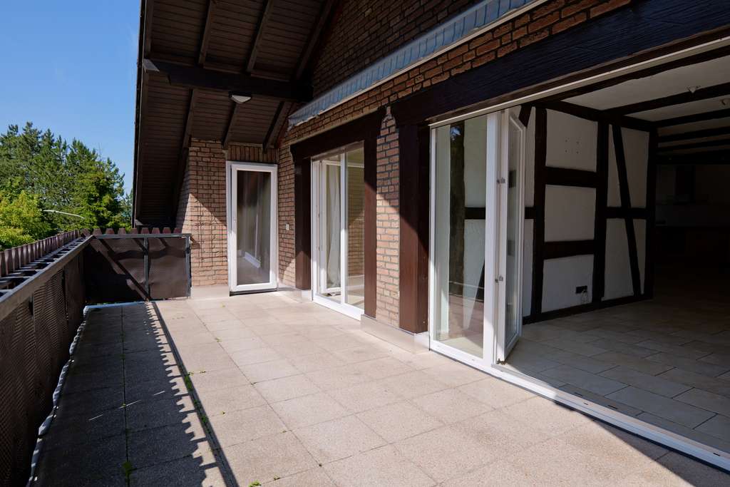 LICHTDURCHFLUTETES DACHGESCHOSS-JUWEL MIT LOGGIA, KAMIN & GARTENIDYLLE !!!