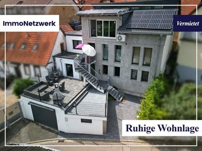 Effizient modernisiertes Zweifamilienhaus mit PV‑Batteriespeicher, Wärmepumpe und schöner Aussicht