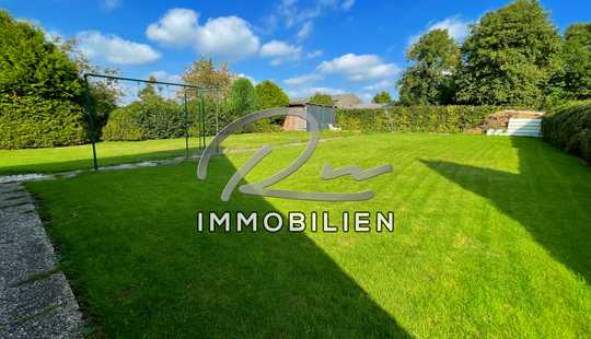 Bild von Freistehendes Reetdachhaus + Anbau auf Baugrundstück für ein Einfamilien- oder Doppelhaus