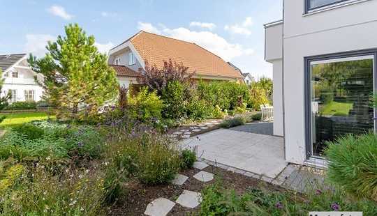 Bild von Stilvolles Einfamilienhaus mit Wintergarten und großzügiger Terrasse