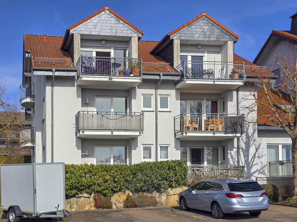 Immobilie in Künzell - Selten auf dem Markt: Erdgeschoss, Balkon, zwei Stellplätze und ein eigenes Kellergeschoss. - Bild 1