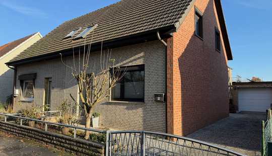 Bild von DHH mit großem Garten und Garage in ruhiger Lage