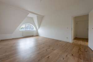 Charmante Dachgeschosswohnung mit Balkon und Tageslichtbad