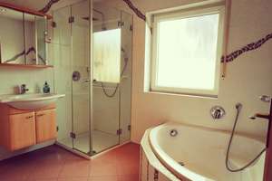 Schönes Haus mit Einliegerwohnung – Die vollständige Adresse der Immobilie erhältst du vom Anbieter., 91056 Frauenaurach, Erlangen – Vorschaubild 14