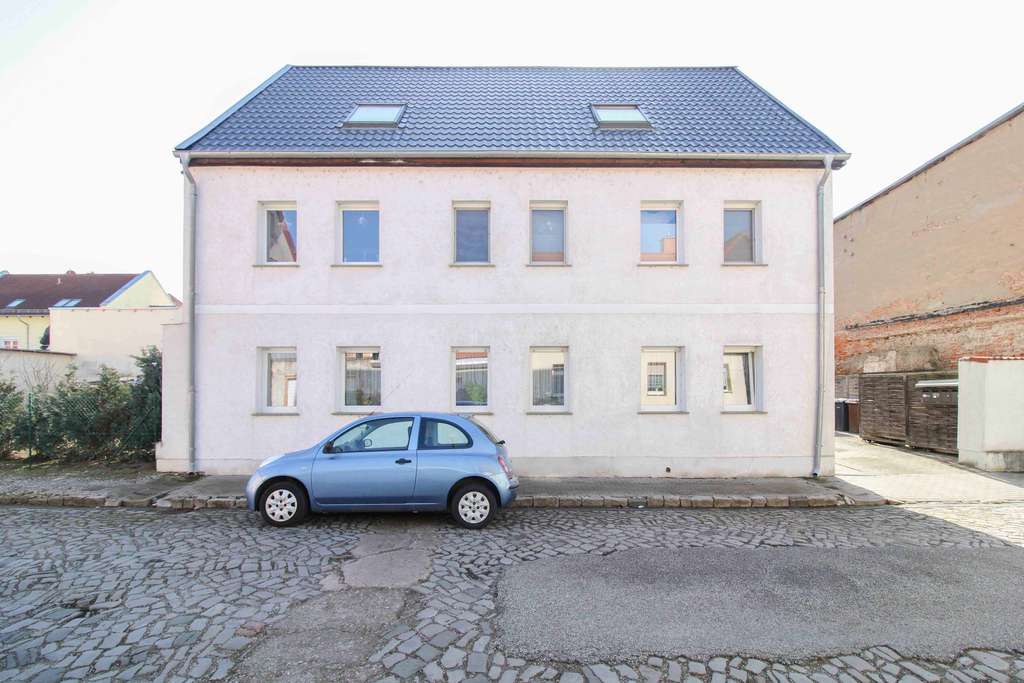 Immobilie in Staßfurt - Voll vermietetes 4-Parteienhaus mit Balkonen, Terrassen und Stellplätzen - Bild 0