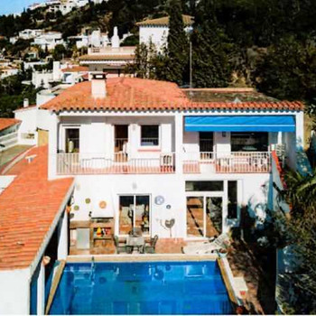 Herrliches Haus mit Panoramablick auf die Bucht von Roses. Touristenlizenz