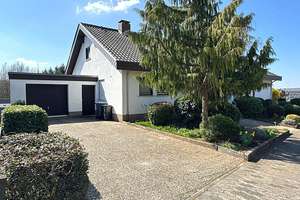 Freistehehendes Einfamilienhaus mit ELW und 2 Garagen in schöner Lage – Weiherstraße 19, 66292 Riegelsberg – Vorschaubild 1