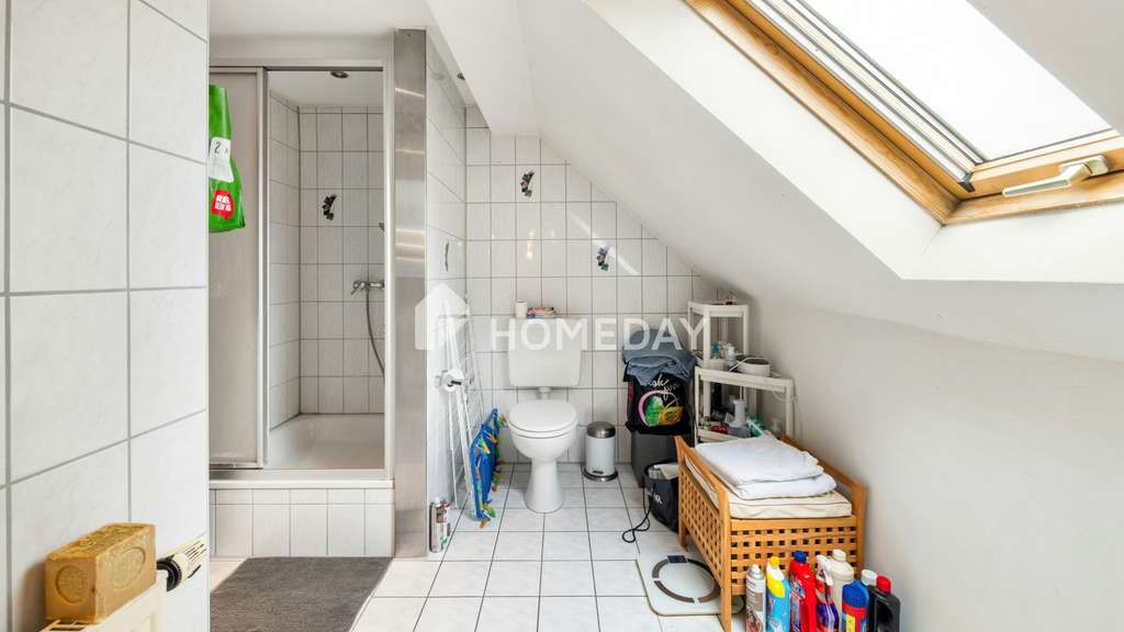 Immobilie in Reutlingen - Gemütliche Dachgeschosswohnung mit besonderem Grundriss, Tageslichtbad und PKW-Stellplatz - Bild 4