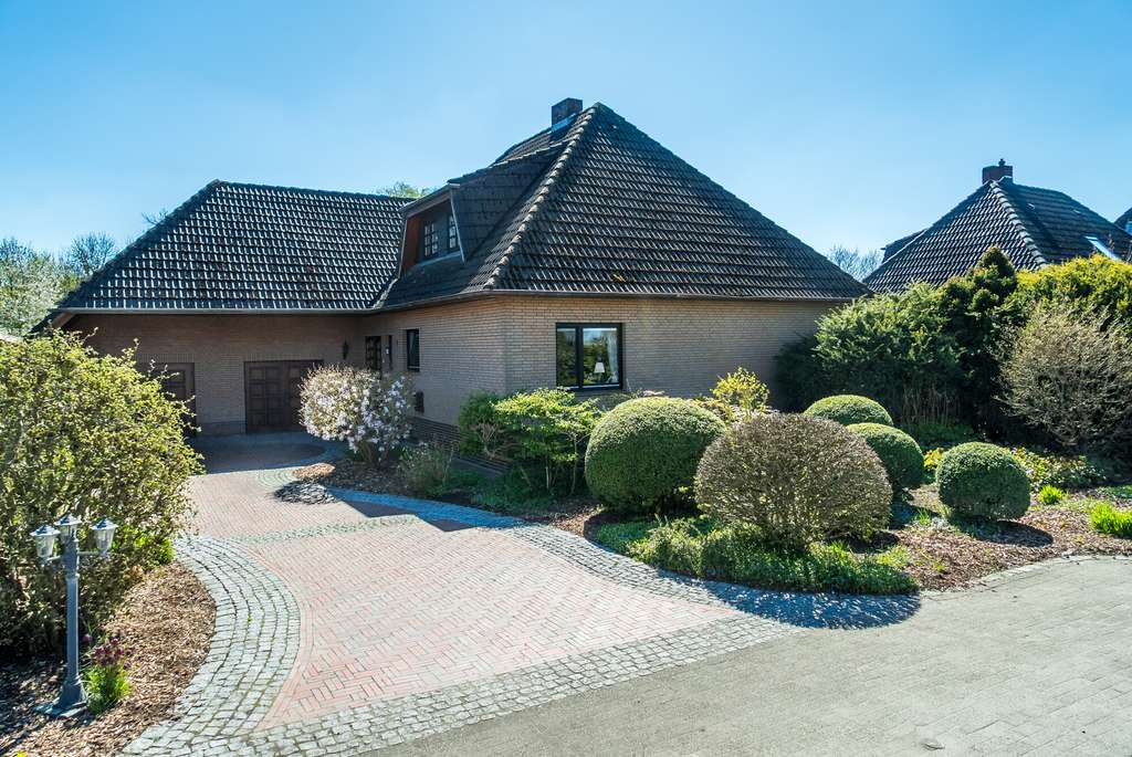 Immobilie in Ovelgönne - Großes & gepflegtes Einfamilienhaus mit Doppelgarage, Sauna, Kamin und mehreren Heizungsoptionen - Bild 0