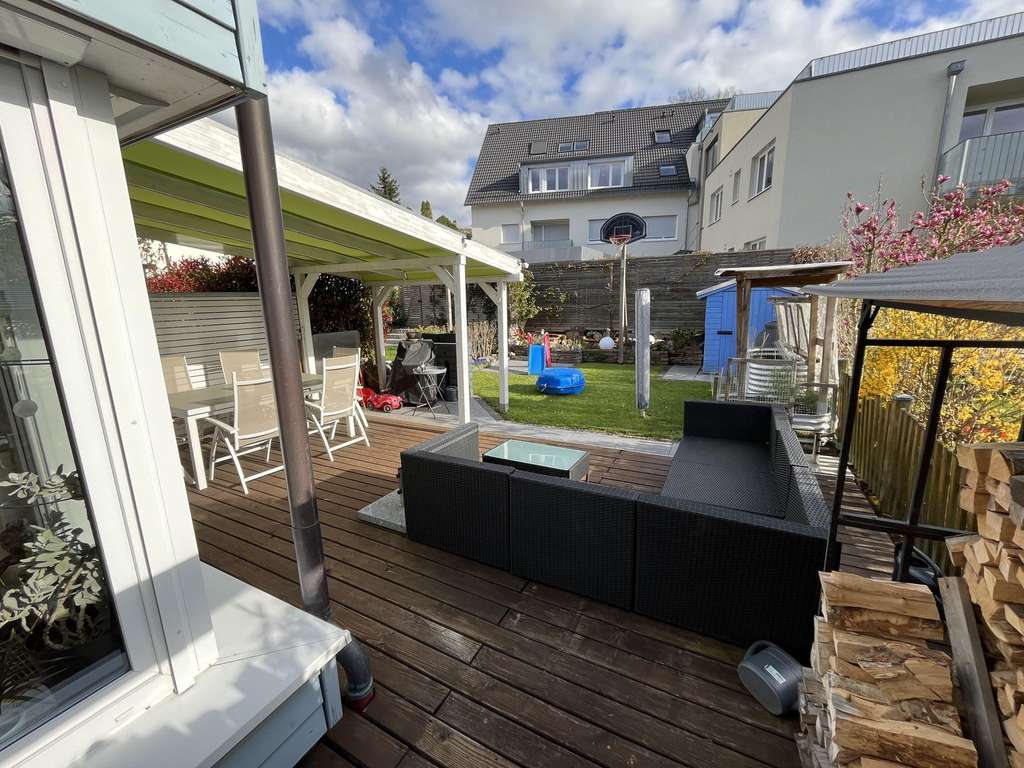 Immobilie in Kirchzarten - Reihenendhaus mit Kamin, PV, Klimaanlage, Südterrasse & 2 TG‑Stellplätzen in Kirchzarten - Bild 1