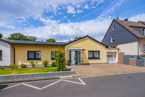 Großzügiger Bungalow in begehrter Wohnlage mit Garage & Stellplätzen – Die vollständige Adresse der Immobilie erhältst du vom Anbieter., 51375 Schlebusch, Leverkusen – Vorschaubild 2