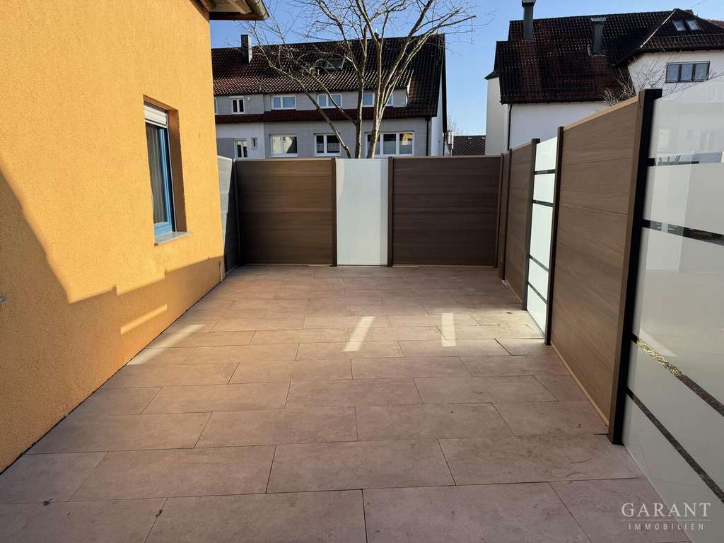 Immobilie in Baltmannsweiler - Zweifamilienhaus in Baltmannsweiler mit PV-Anlage, Wärmepumpe, 3 E-Ladestationen - Bild 2