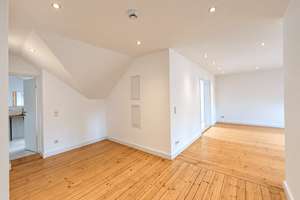 Renovierte Dachgeschoss-Wohnung im Westend
