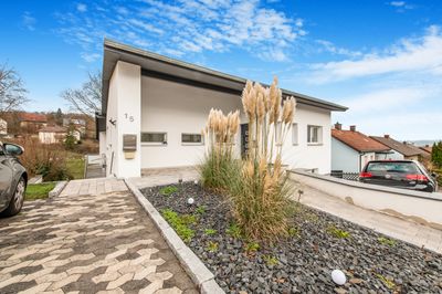 Einfamilienhaus mit 5 Zimmern, 2 Kaminen, Partyraum, Doppelgarage und Garten