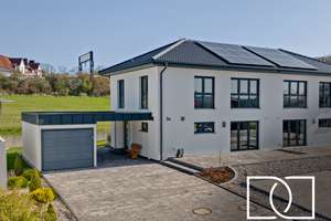 Bezugsfertiger Neubau! Hochwertiges KfW 40+ Haus mit Garage, Südterrasse und Garten in ruhiger Lage – Die vollständige Adresse der Immobilie erhältst du vom Anbieter., 95502 Himmelkron – Vorschaubild 1