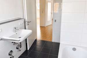 Neuwertige 3-Zimmer-Dachgeschosswohnung mit 2 Schlafzimmern, Balkon und Aufzug – Wachtelweg 29, 81927 Waldtrudering, München – Vorschaubild 11