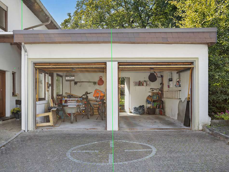 Garage und Stellplatz links