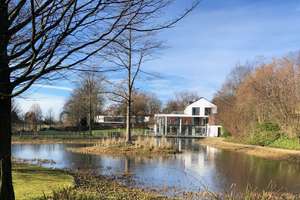 Df.-Hubbelrath: Modernes Landhaus mit Nebengebäude und grossem Naturgrundstück