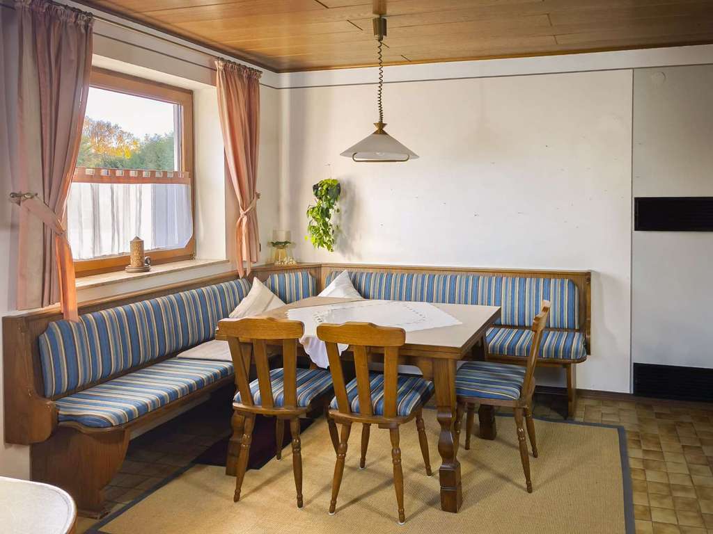 Immobilie in Megesheim - Viel Platz, viele Möglichkeiten – Zweifamilienhaus mit Garten & Terrasse in Megesheim - Bild 2