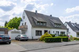 LAGE, LAGE, LAGE! Renovierungsbedürftige Doppelhaushälfte auf großzügigem Grundstück mit Garten – Die vollständige Adresse der Immobilie erhältst du vom Anbieter., 41515 Grevenbroich – Vorschaubild 1