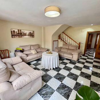 Reihenhaus mit Pool, Garage und Terrasse im Zentrum von Silla