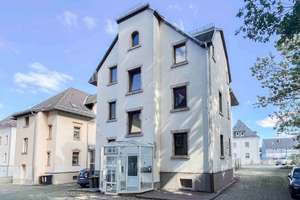 Attraktives MFH mit 3 Wohneinheiten - Vollvermietetes Anlageobjekt  – Die vollständige Adresse der Immobilie erhältst du vom Anbieter., 9120 Helbersdorf, Chemnitz – Vorschaubild 1