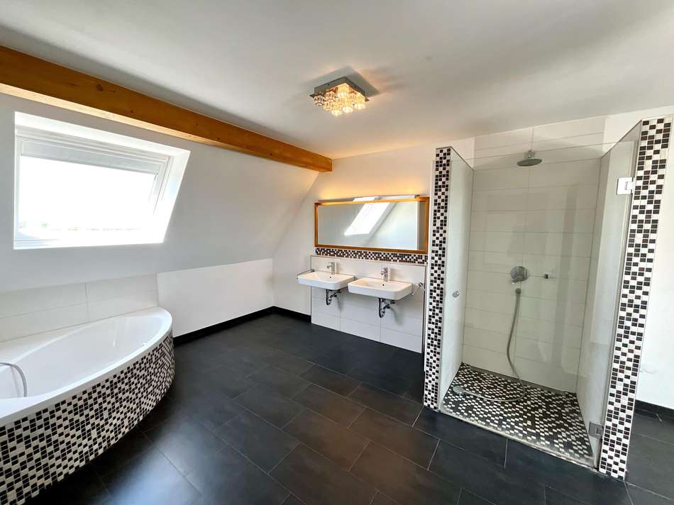 großes Badezimmer im OG