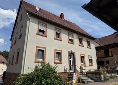Raum für Ideen: Renovierungsbedürftiges Einfamilienhaus mit Scheune und Garage