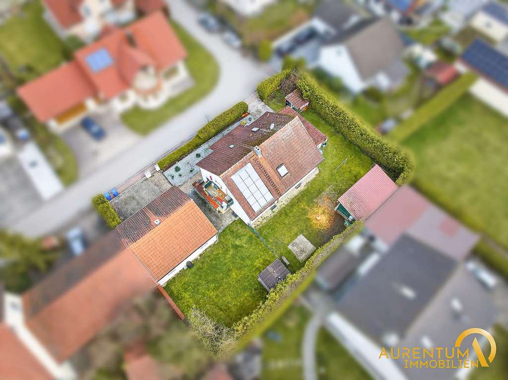 Immobilie in Biburg - Flexibles Zweifamilienhaus mit großem Grundstück und Nebengebäude in ruhiger Lage von Biburg - Bild 0