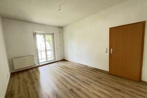 Sonnige 3 Raum Wohnung mit Balkon zum relaxen | + EBK auf Wunsch – Grenzgraben 18, 9126 Bernsdorf, Chemnitz – Vorschaubild 2