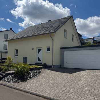 Bekond - Neuwertiges Einfamilienhaus mit Doppelgarage, Kaminofen, Wintergarten und Einbauküche