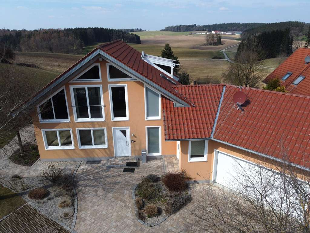 Immobilie in Adelzhausen - Sofort frei! Ortsrand! Großzügiges Architektenhaus mit Ausbaupotential an der A8/Adelzhausen - Bild 1