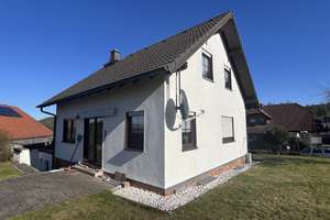 / Attraktives Familienhaus mit großem Grundstück! – Die vollständige Adresse der Immobilie erhältst du vom Anbieter., 35108 Bromskirchen – Vorschaubild 1