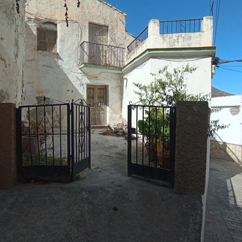 Haus mit Terrasse zu renovieren, günstig