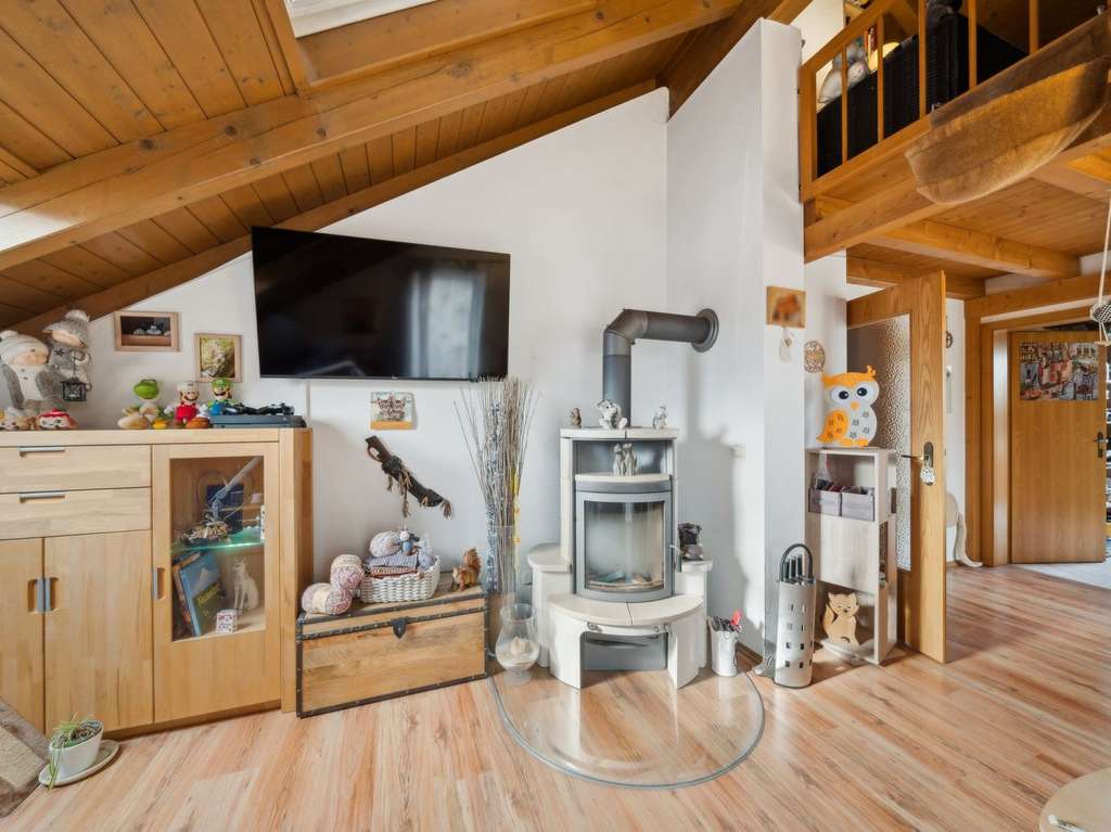 Immobilie in Baierbach - Gemütliche 3-Zimmer Dachgeschosswohnung mit Gartenanteil im idyllischen Baierbach - Bild 2