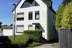 Lichtdurchfluteter Erstbezug nach Modernisierung: 3-Zimmer-Wohnung mit Südwest-Balkon  & Garage