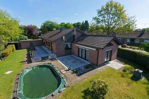 Im schönen Reichswalde: ein ruhig gelegener Bungalow mit angebautem Wohnzimmer, Keller und Garage