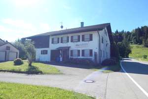 Bauernhaus – teilsaniert, als Ein- oder Zweifamilienhaus nutzbar, in ruhiger Lage in Oberteisendorf – Die vollständige Adresse der Immobilie erhältst du vom Anbieter., 83317 Teisendorf – Vorschaubild 2
