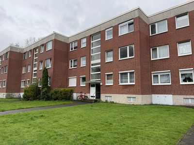 *SCHÖNE 2 ZI. WOHNUNG MIT GROSSEM BALKON + EINBAUKÜCHE + BADEWANNE*