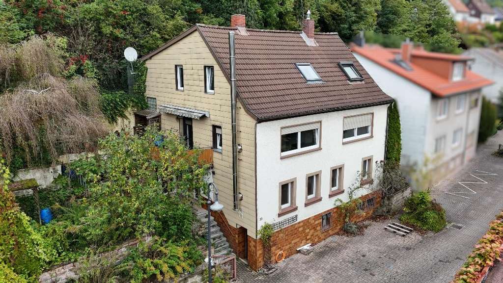 Immobilie in Waldfischbach-Burgalben - +++ Für Handwerker im Ortszentrum: Geräumiges 2-3 Familienhaus mit Balkon, überdachtem Freisitz, Garten und 2 Garagen in ruhiger Seitenstraße+++ - Bild 3