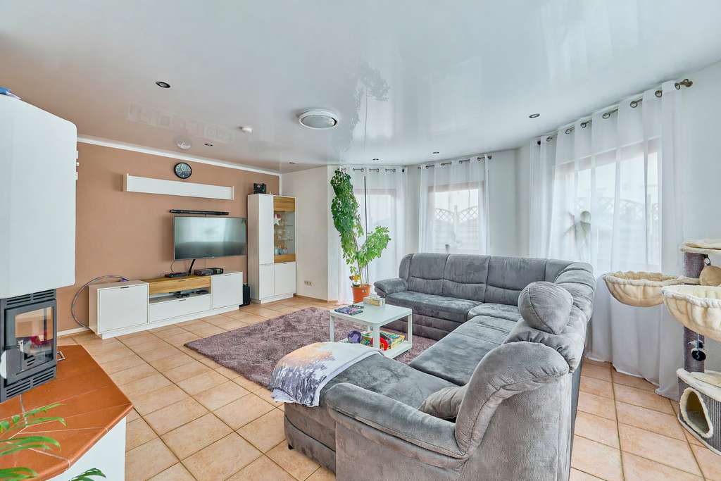 Immobilie in Weingarten (Pfalz) - Familienfreundliches Einfamilienhaus mit lichtdurchflutetem Wohnbereich & weitläufigem Garten - Bild 3