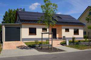 Grundstück inklusive! 5 Zi. auf einer Ebene, u.a.m. FBH, L-W-Wärmepumpe, Ton-Dachsteine, Grundriss v