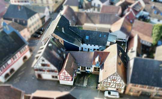 Vielseitiges Anwesen mit 5 Einheiten, Innenhof & ehemaliger Gewerbeeinheit in Ilbesheim