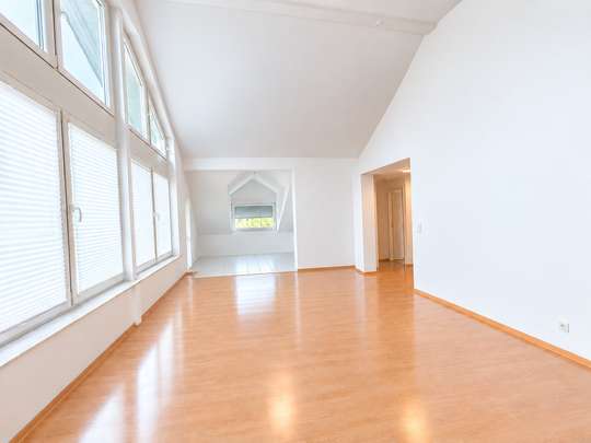 ++ Architektur, die begeistert – stilvolle 3-ZKB mit Glasfront bis in die Dachspitze ++