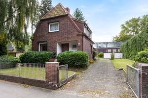 Sanieren oder Neubau? Grundstück mit Optionen – Die vollständige Adresse der Immobilie erhältst du vom Anbieter., 22589 Iserbrook, Hamburg – Vorschaubild 1