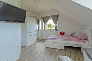 Mediterran Wohnen im modernen Haus mit Pool und Burgblick – Ahrweiler (Kreis) – Vorschaubild 11