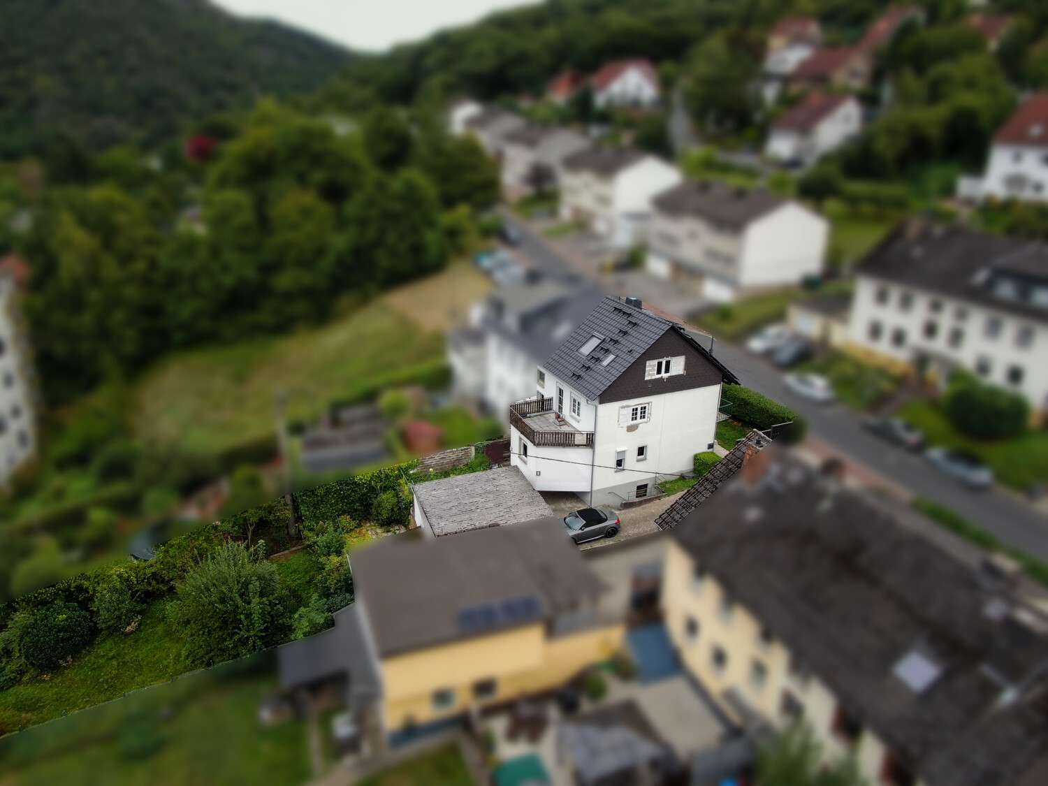 Teilsaniertes Zweifamilienhaus mit großzügigem Garten und viel Potenzial in Aussichtslage, Rhein Lahn Kreis – Bild 2